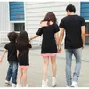 Familjsmatchande kläder Kläder Special Shoulder For Mother Daughter Dresses T-shirt för Father Son Look Clothing 220915