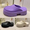 2022Pantoufles de luxe Perforated Logo Slip-on Platform Rubber Mules Sandals designer pantoufle hommes femmes chaussures noir ivoire violet diapositives d'été