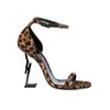 مصمم صندل Opyum Stiletto Heels Metal Letters Sandal Women Leather Dr Shoes Black Bright Lundage Wrap Cheel Shoe Stylist