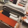 Cobertores de designer Carta Cashmere L￣ de l￣ macio Shawl port￡til sof￡ -cama de l￣ de malha port￡til Twepe Throw Remox 130x180cm Spring Autumn Woman Plaid Plaid Clande
