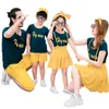 Familjsmatchande kläder Sommarmamma dotter klänningar pappa och son t-shirt shorts par set 220915