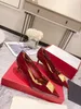 Nieuwe dames kledingschoenen formeel kantoor puntige teen pumps damesmerk ontwerper eenvoudige feest bruiloft sexy klinknagels schoenen maat 34-42