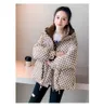 2023 Winter WhiM Warm feminino Down Cotton Square Jacket Parkas Designer Fashion Letters Classic Capuz Jackets de bolso de bolso de algodão curto