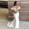 2022 Südafrikanische Meerjungfrau Brautjungfer Kleider lange Off -Schulter -Rüschen Mädchen aus Ehrenkleidern Satin -Kappen -Ärmel Plus Size Wedding Guest Kleid GB0916