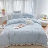 Sängkläder sätter 40 -talsgarnfärgad tvättad bomullsblommor broderi Princess Girl Set Ruffles Däcke Cover Quilt Comporter Bed Linen