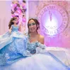 Hellhimmelblaues, perlenbesetztes Ballkleid Quinceanera-Kleider, appliziertes Ballkleid mit U-Ausschnitt und Ausschnitt, abgestuftes Sweep-Zug-Satin-Maskenkleid für das Sweet 15