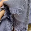 Vinter halsduk bokstav halsdukar tryckta halsdukar wraps kerchief för kvinnor jacquard tassel fyrkantig silk ull varm sjal klassisk lyx wh8204524