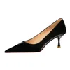 1961-2 Sandaler Style Fashionabla Simple Thin Thin Heel High grunt munspetsade huvud mångsidiga kvinnors skor Spring och Autumn Women's