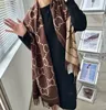 Exklusiver Herbst- und Winter -dicker Schal mit Kleidung und Säcken von Qualitätsauswahl