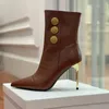 حذاء كاحل بأصابع مدببة للأحذية النسائية أزياء معدنية مستديرة أزرار كعب خنجر مصمم مارتن بوت Cowskin حذاء كشمير 10.5 سنتيمتر حذاء قتالي بكعب عالي 35-42