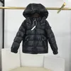 ベビーデザイナーの服を倒すコート2022ファッションクラシックブライトフェイスジャケットグースフード付き温かい子供服子供冬のアウトウェアソリッドカラー