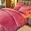 Bedding conjuntos de casamentos de luxo conjunto de flanela de veludo de bordado acolchoado capa de edredão colcha rosa rosa pavilhas saia de cama 4pcs