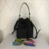 Lyxkvinnor Purses hinkväskor Designers Crossbody axelväska mode sträng hinkar shopping totes liten triangel