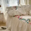 Beddengoed sets witte vintage bloemen katoenen prinses set elegante en armoedige ruches dekbedoverdek bedrok rok voor sprei kussenslopen