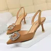 896-2 Sandals Style Banquet Damesschoenen Hoge hiel ondiepe mond puntige Suede holle rugtocht met metalen diamantgez sandalen