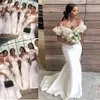2023 Sydafrikanska sjöjungfru brudtärna klänningar långa av axel ruffles piga av hedersklänningar satin mössa ärmar plus storlek bröllop gästklänning gb0916