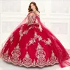 Vestido de fiesta de encaje con cuentas rojas Vestidos de quinceañera con apliques Correa de espagueti Escote Vestidos de baile Tren de barrido de tul Dulce 15 Vestido de mascarada