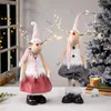 Decorações de Natal Doll de elks de rena de Natal com luzes de Natal LED LUZES DE CRISTRA Decoração dos ornamentos da estatueta Navidad Elk para Kid Xmas Toy Gift 220916