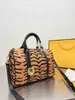 Lederen tas 2022 jaar van de Tiger Women Hoge capaciteit Gym Handtassen Schouder Crossbody Vrouwelijke portemonnee Designer Bag met kleine hangers