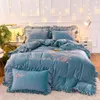 Set di biancheria da letto Inverno Morbido caldo Velluto in pile Ricamo Stile principessa coreana Set Copripiumino Addensare Quilting Letto Gonna Federe