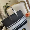 Top Quality Fashion Shoulder Bag Designer Large Capacity Canvas Handbag Classic Versatile Messenger Tote Women's Bag