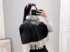 2022 Fashion Design Cashmere Scarf da uomo e da donna Lettere di marca Scarf Scialcini grande lana calda ispessita 70 cm x 180 cm