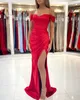Röd sjöjungfru brudtärna klänningar elegant utanför axel split piga av hedersklänningar lång satin bröllop gäst kväll prom klänningar bc11538