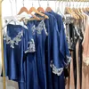 Kvinnors sömnkläder 2022 Pyjamas Mulberry Silk 19mm Lång klänning Blue Sexig spet Multi Piece Home Suit Robe Set Robes for Women