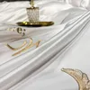 Set di biancheria da letto Set di cotone satinato bianco anni '60 di lusso Copripiumino con ricamo di piume d'oro morbide e morbide Federe per lenzuolo piatto / con angoli