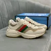 Designer Rhyton löparskor Män Flerfärgade Sneakers Kvinna Vintage Chaussures Plattform Trainer Läder Platt Strawberry Rat Casual