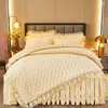 Ensembles de literie ensemble de mariage de luxe matelassé broderie velours flanelle housse de couette couette Rose dentelle volants jupe de lit couvre-lit 4 pièces