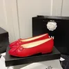 2022 새로운 여성 발레 플랫 캐주얼 신발 플랫 닫기 발가락 기본 가죽 트위드 천 상자가있는 두 가지 색상 스플 라이스 보우