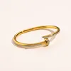 Top Venta Diseñadores Pulseras Mujeres Brazalete Diseñador de Lujo Carta Joyería Cristal 18K Chapado en Oro Amantes de Acero Inoxidable Regalo Bangl265x