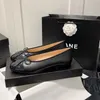 2022 새로운 여성 발레 플랫 캐주얼 신발 플랫 닫기 발가락 기본 가죽 트위드 천 상자가있는 두 가지 색상 스플 라이스 보우