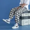 Pantaloni da uomo Pantaloni alla moda coreani scozzesi da uomo 2022 Comodi pantaloni estivi Pantaloni a righe hip-hop casual tutto-fiammifero