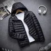 Męska marka Parkas Autumn Winter Light Down Jacket Modna moda z kapturem Krótkie duże, bardzo cienkie lekkie młodzież szczupły płaszcz w dół kurtki 220916