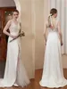 Abito da sposa leggero con spacco frontale in pizzo con scollo a V e pannello in raso LD8036