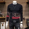 2023 Nya modem￤rke tr￶ja Autumn Light Luxury Men's Round Neck Shirt Sweater Korean Pullover Long Sleeves O Black Stripe Pluz Size Gentlmen Clothing