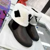Tasarımcı Bot Kadın Snowdrop Boot Casual Ayakkabı Kızlar Koyun Dinili Ayakkabı Yarım Ayak Bilgi Deri Laureate Düz Yumuşak Kış Sıcak Kahverengi Siyah Peluş Kürk
