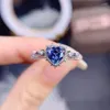 Pierścienie klastra 1.0CT Blue Heart w kształcie serca pierścień diamentowy VVS1 Clarity Gra tworzy wysokie zaangażowanie dla kobiet