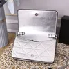 Kvällsväskor Crossbody-väska Kedjeklaff Axelväskor Kvinnor Handväskor Ljus äkta läder Triangel Diamantdesign Mode Bokstäver Magn