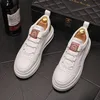 Britse ontwerpers kleden bruiloftsfeestschoenen mode ademende witte casual platte sneakers rond teen dikke bodem vrijetijdsbedrijf rijtjes j182