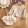 Kleidungssets Kleinkind-Stoff-Set mit langen Ärmeln, kariertes Hemd, geschichtetes Kleid für Babys, Rüschen, O-Ausschnitt, Blumen-Tops, Hosenträger-Kleid für geborene Kinder 220916