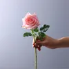 EIN Kunstblumen-Einzelstiel, feuchtigkeitsspendende Rosensimulation, fühlt sich echt an, lockiges Rosa für Hochzeits-Mittelstücke