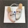 Designer Princetown Mocassim sapatos casuais Chinelos de luxo de couro Muller Sapatos com fivela Moda feminina Mule Chinelos planos tamanho 35-45