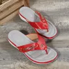 Sandały kapcie na zewnątrz swobodne damskie buty plażowe metalowe guziki klapki slajdy obuwie kobiety 2022 Letnie kliny kopnięcia palce
