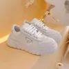 Sıcak Elbise Ayakkabıları Sıradan Ayakkabılar 2022 Yüksek Son Çiftin Yeni Tie Bisküvi Muffin Kalın Tumlu Küçük Beyaz P Aile Üçgen Etiket Gündelik Tahta Ayakkabıları