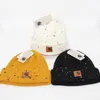 Trend varma mössor spray-målade hål läder etikett dubbelskikt stickade designer hattar