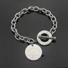 Marca clásica tarjeta redonda colgante pulsera con dijes moda dominante cadena gruesa OT hebilla pulsera de diseñador para hombres 316L titanio acero pareja joyería regalo 4009975