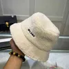 Bai Cheng Designer Cashmere Bucket Hat For Men Woman Letters Haftowane jagnięce czapki Casquettes Winter Wool Cape Cap Wysoka jakość skąpe brzegi czapki